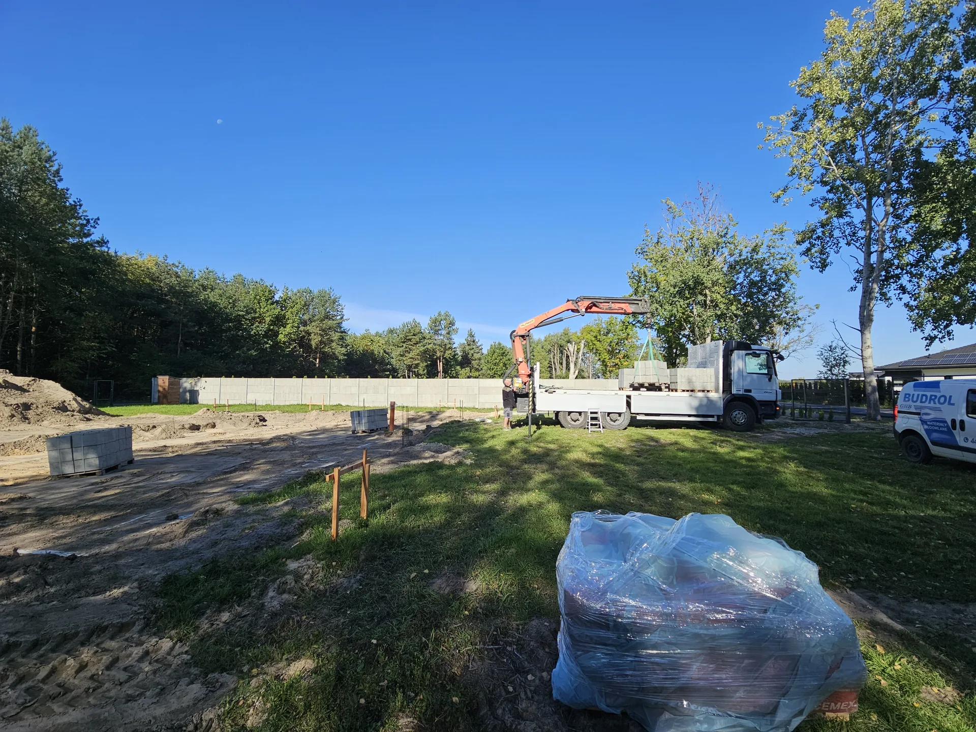 Dostawa materiałów budowlanych samochodem HDS Budrolu na budowę
