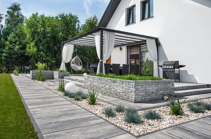 Aranżacja nawierzchni i otoczenia domu — materiał producenta Jadar