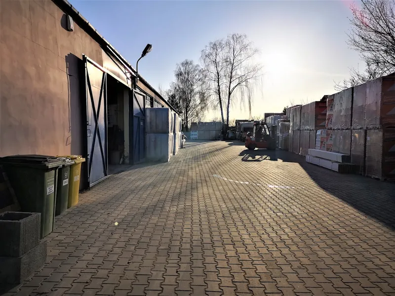 Materiały konstrukcyjne na placu hurtowni BUDROL w Bełchatowie